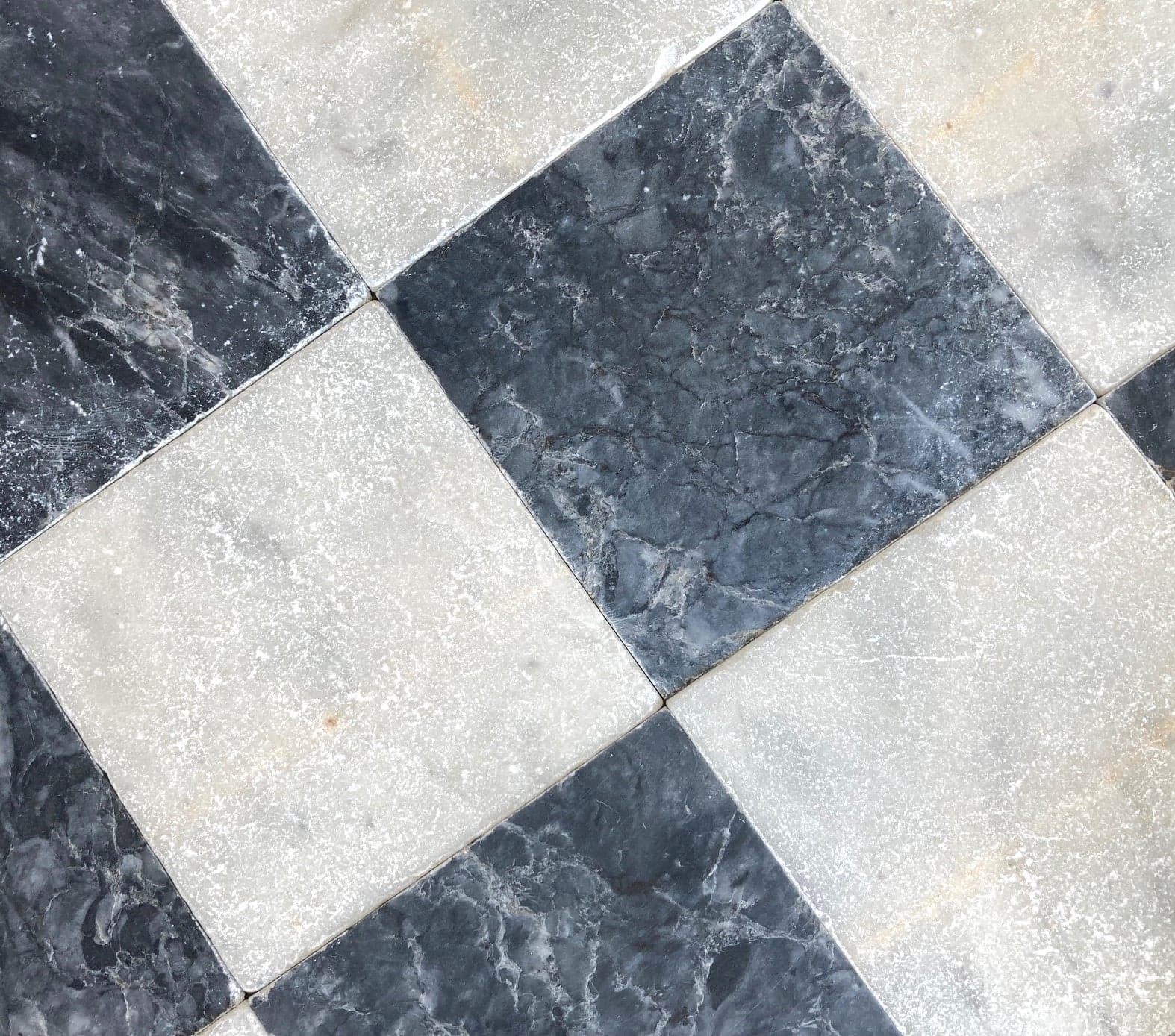 Casella and Carrara Tumbled Marble Chequer